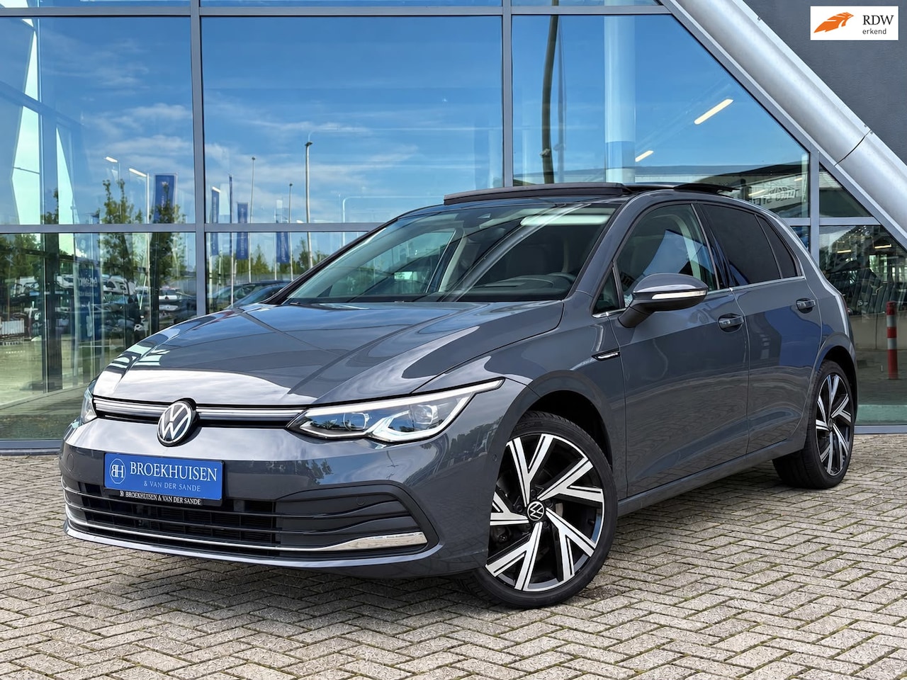 Volkswagen Golf - 2.0 TDI R-Line 150pk Panoramadak / Trekhaak / Massage Stoelen - AutoWereld.nl
