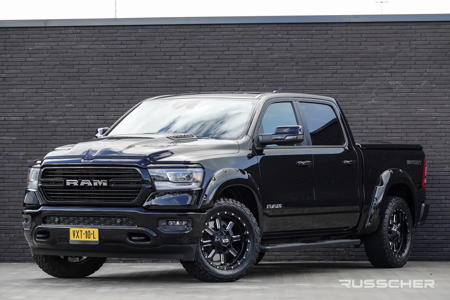 Dodge Ram 1500 - 5.7 V8 401Pk 4x4 | Crew Cab | Laramie | Leder | Achteruitrijcamera | Trekhaak | 20'' - AutoWereld.nl