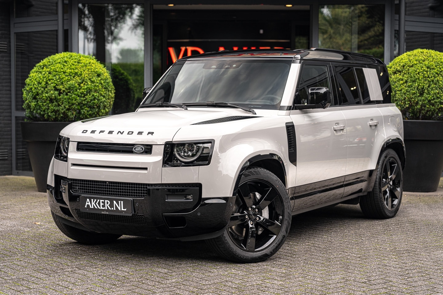 Land Rover Defender 110 - LANDROVER P300e X-Dynamic HSE | Head-up | Borasco Grey | Black Pack | Stoelkoeling - AutoWereld.nl