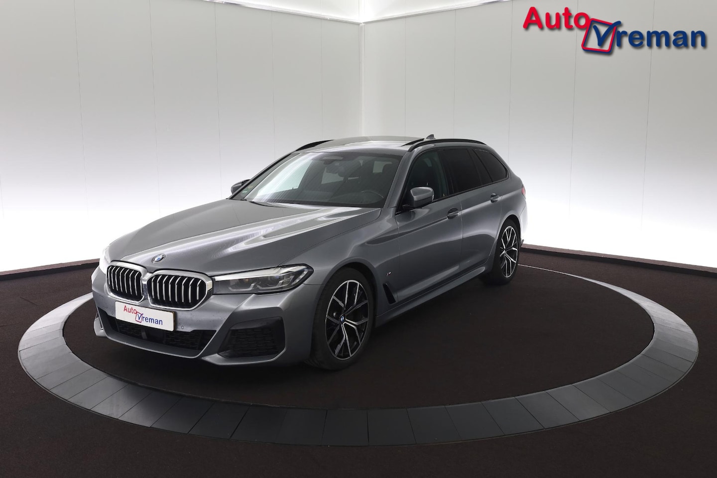 BMW 5-serie Touring - 520d 190pk -M Sport / Pano / Shadow Line- - AutoWereld.nl