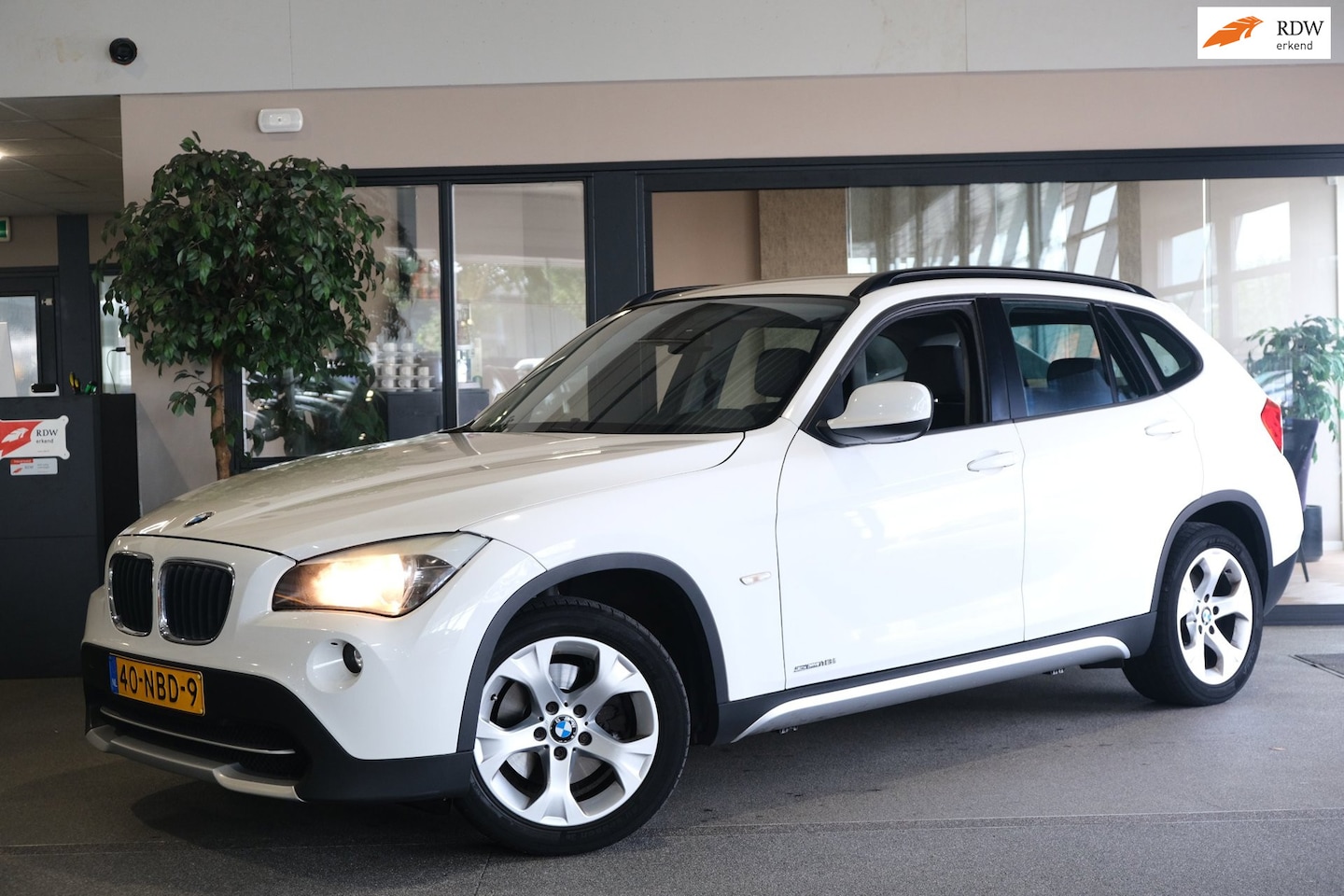 BMW X1 - SDrive18i Executive Navi Cruise PDC Trekhaak - AutoWereld.nl