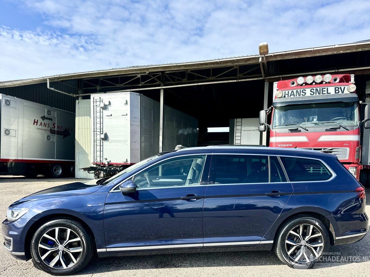 Volkswagen Passat Variant - 1.4 TSI GTE 156pk aut Highline - pano - massage - stoelverw - trekh - navi - front assist - AutoWereld.nl