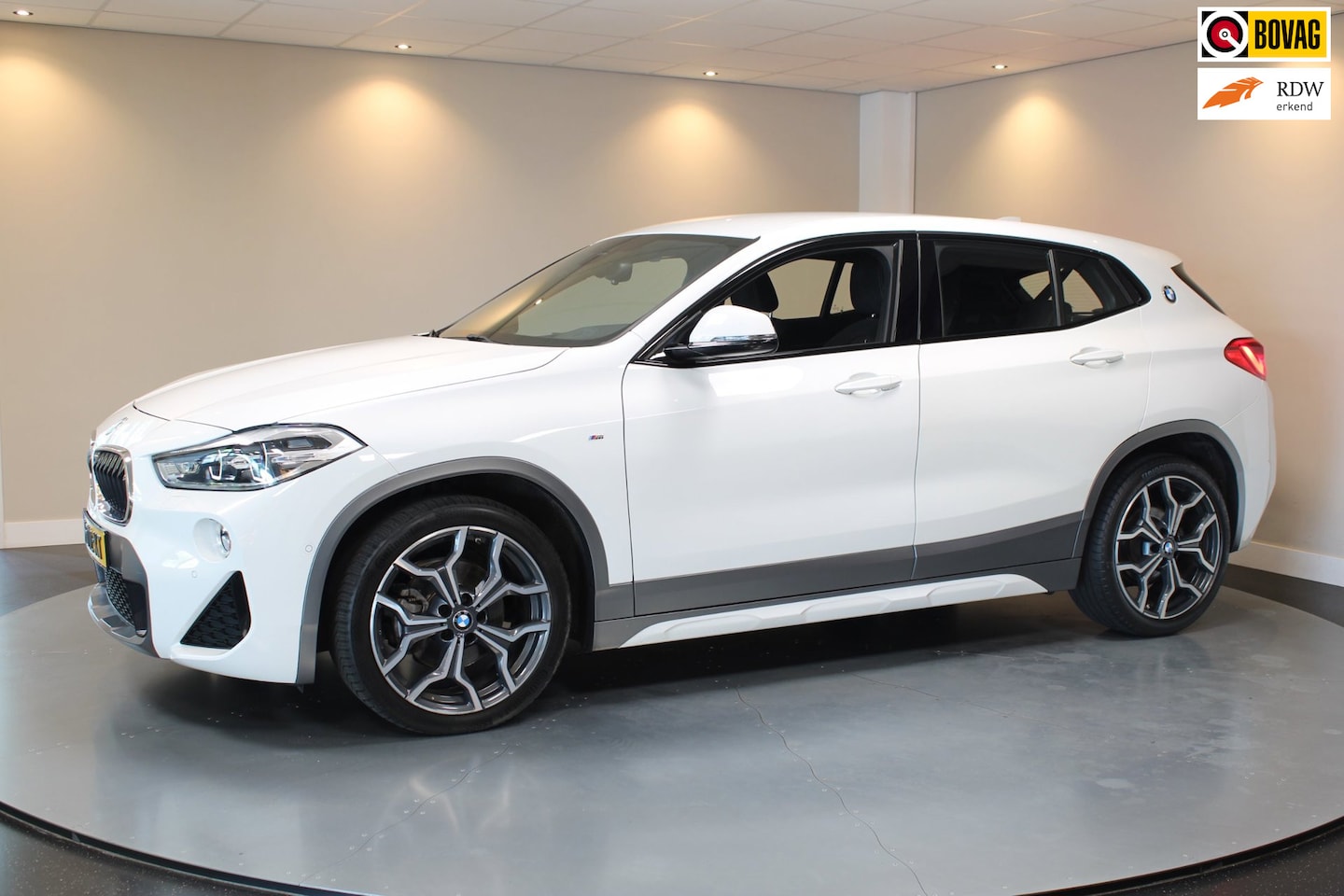 BMW X2 - 1.8i sDrive Lefhebber Edition *M-Pakket* Automaat|Alcantara|HUD|Sfeerverlichting|Memory|Ke - AutoWereld.nl