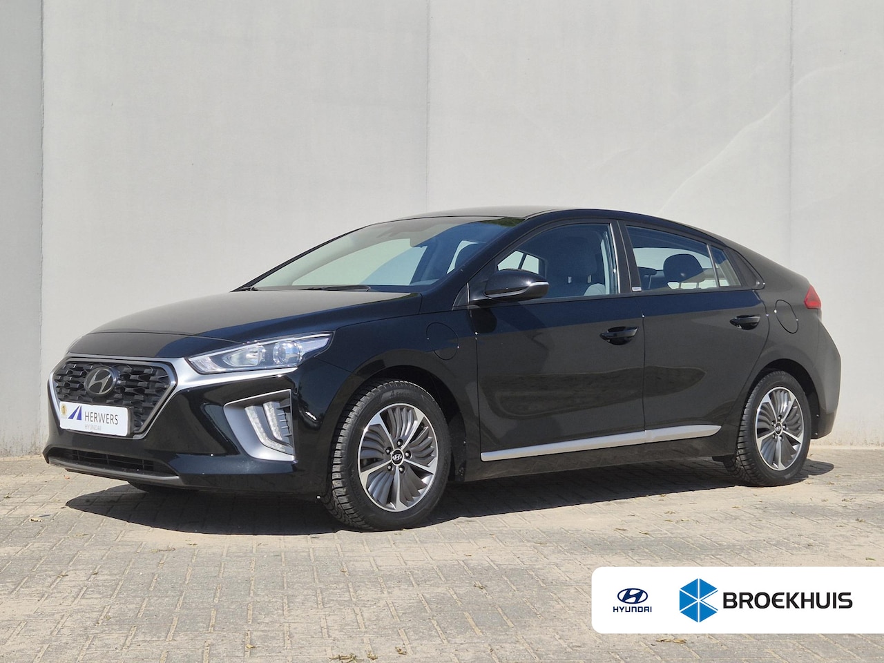 Hyundai IONIQ - 1.6 GDi PHEV Comfort / SOH 95.9% / All season banden / Stuur- & Stoelverwarming / Navigati - AutoWereld.nl