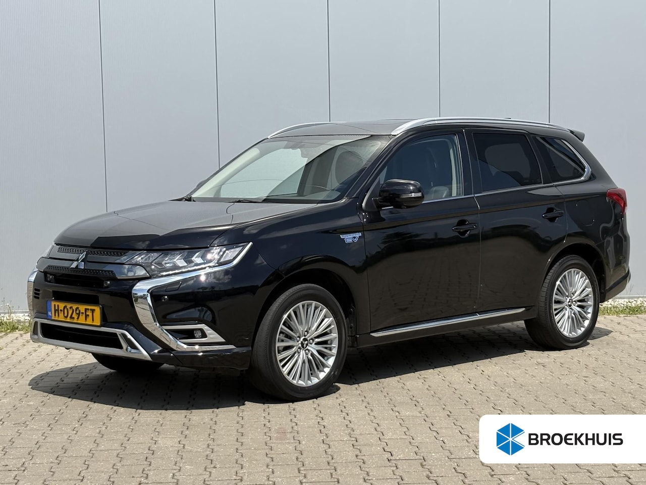 Mitsubishi Outlander - 2.4 PHEV Intense+ / Stoel/Stuurverwarming / Climate control / Glazen schuif-/kanteldak / T - AutoWereld.nl