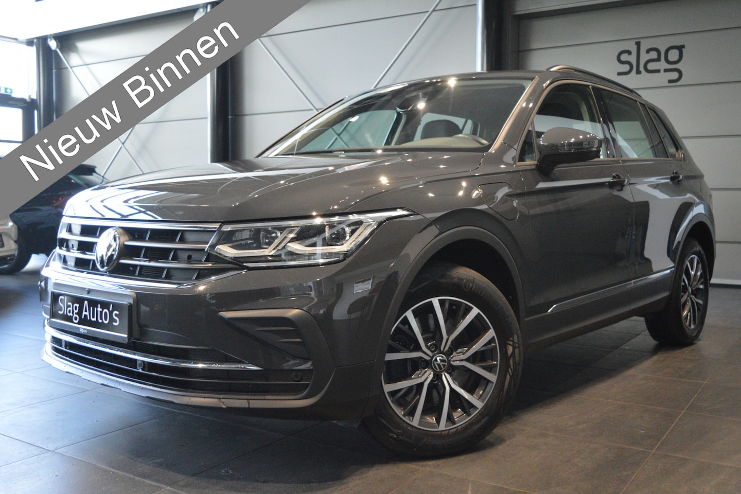 Volkswagen Tiguan - 1.4 TSI eHybrid LIFE carplay cruise camera trekhaak !! - AutoWereld.nl
