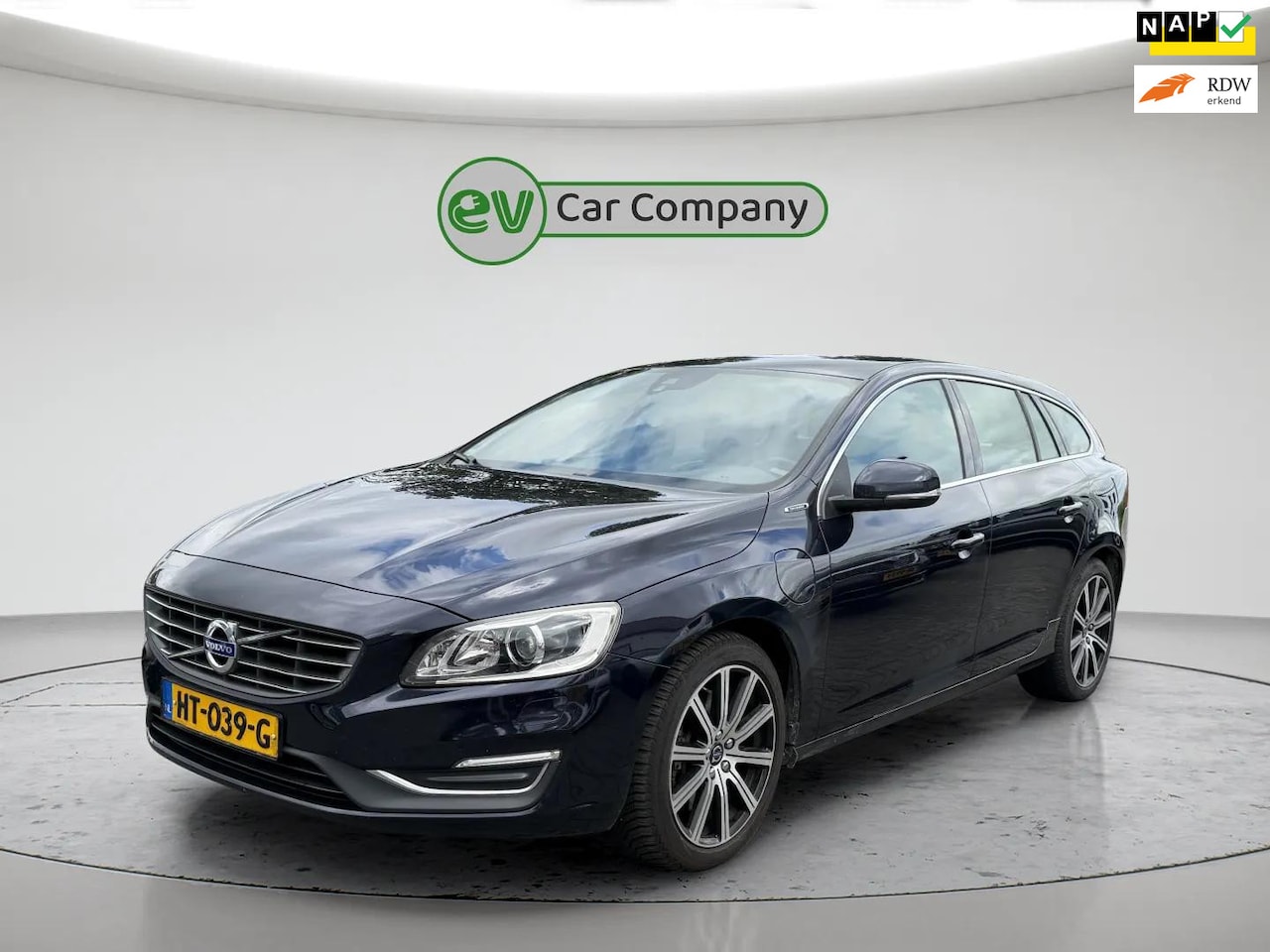 Volvo V60 - 2.4 D6 Twin Engine R-Design | Volleder | Trekhaak | Memory Seats | Harman Kardon | Parkeer - AutoWereld.nl