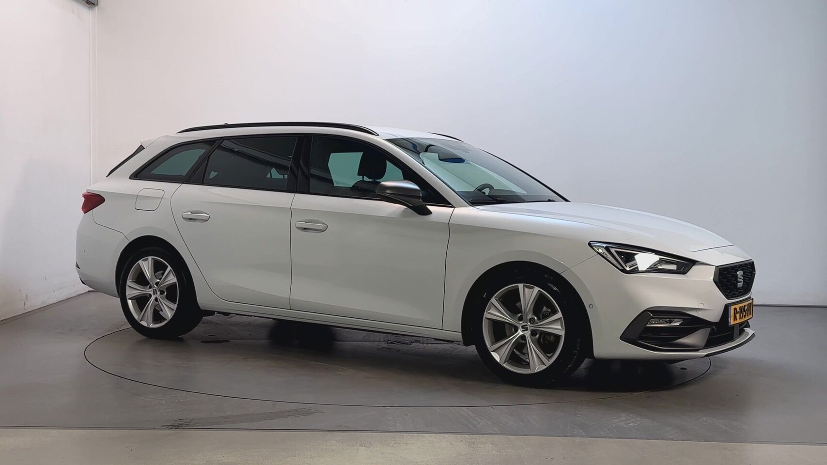 SEAT Leon Sportstourer - 1.0 TSI FR Business Intense Camera Sfeerverlichting Navigatie DAB+ - AutoWereld.nl