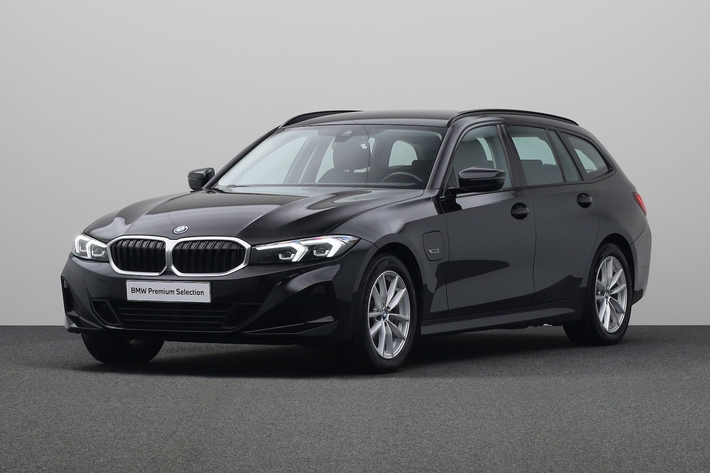 BMW 3-serie Touring - 330e | Widescreen Display | PDC | Blow-By verwarmer | Stoelverwarming bestuurder/passagier - AutoWereld.nl