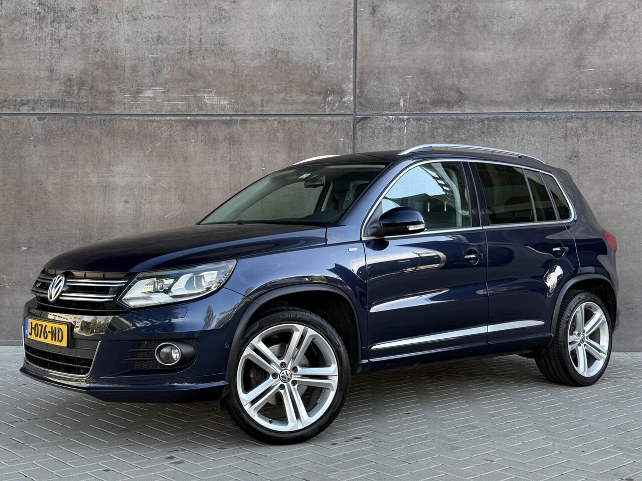 Volkswagen Tiguan - 2.0 TSI Sport&Style 4Motion R-line | Trekhaak | APK 09-2027 | 2200KG trekgewicht | Xenon | - AutoWereld.nl