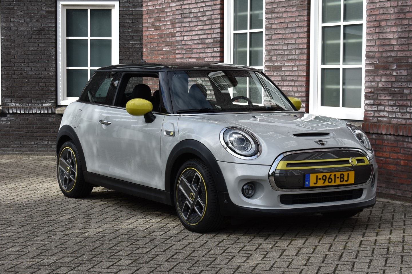 MINI Cooper - Charged 33 kWh - HARMAN KARDON - Stoelverwarming Wij zijn op afspraak geopend! Graag belle - AutoWereld.nl