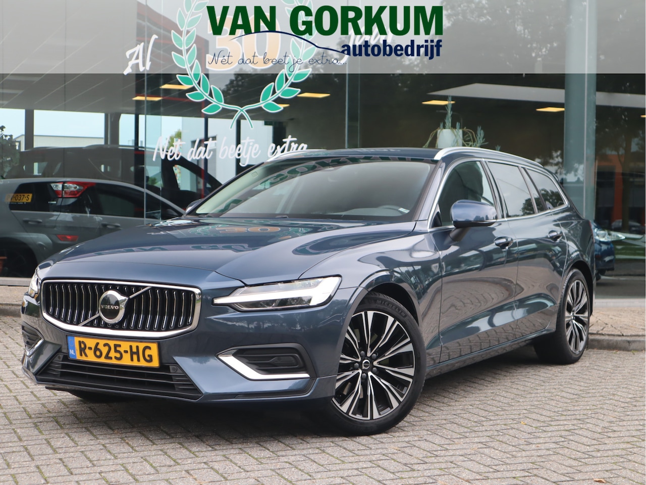 Volvo V60 - 2.0 B3 Plus Bright Navi / Carplay / Stoel-Stuurverw / Elek Trekhaak / Camera / Stoelmemory - AutoWereld.nl