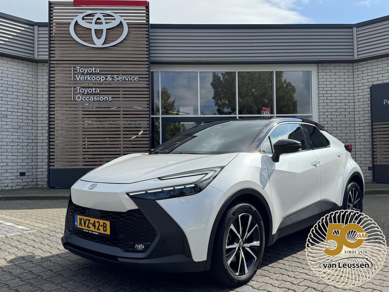 Toyota C-HR - 2.0 PLUG-IN HYBRID 220 FIRST EDITION STOEL/STUURVERW BLIND-SPOT PARK-SENSOREN NAVI APPLE/A - AutoWereld.nl