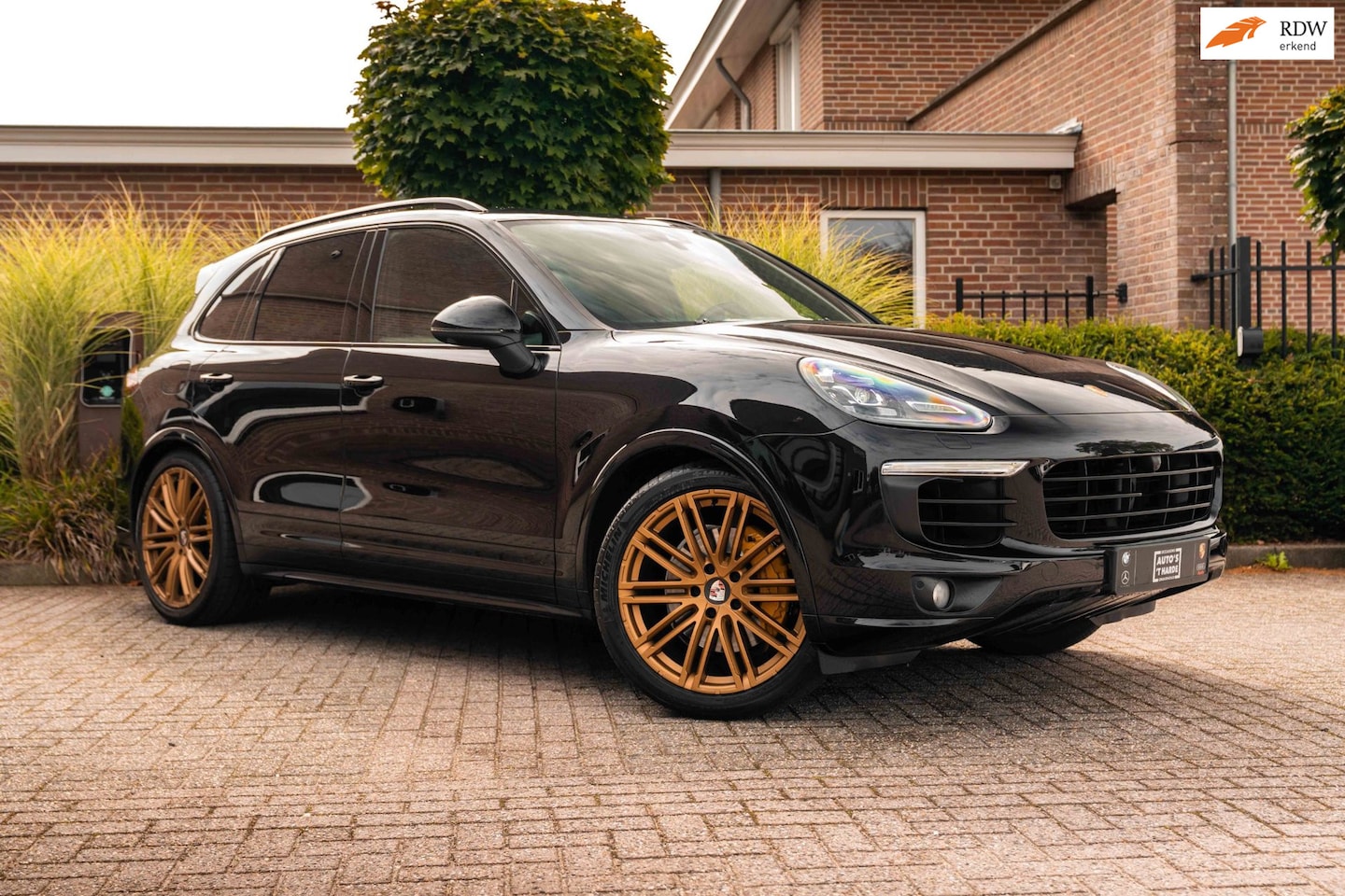Porsche Cayenne - 3.0 S E-Hybrid 416 PK Adaptive Sport Chrono Trekhaak Luchtvering 360 Camera - AutoWereld.nl