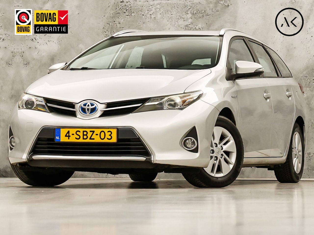 Toyota Auris Touring Sports - 1.8 Hybrid Sport Automaat (NAVIGATIE, CLIMATE, CAMERA, SPORTSTOELEN, CRUISE, NIEUWE APK, N - AutoWereld.nl
