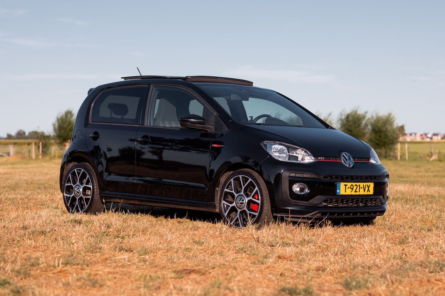 Volkswagen Up! - 1.0 TSI GTI 5 deurs | panoramadak | Beats audio - AutoWereld.nl