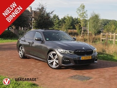 BMW 3-serie - 318i Business Edition | M-Pakket | Panoramadak | Trekhaak | Camera | Sfeerverlichting | Sp