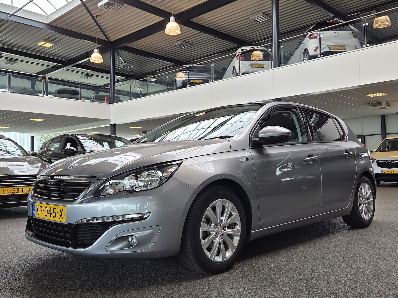 Peugeot 308 - 1.2 PureTech Style / Pano / 1e eigenaar / Trekhaak / Nieuwe Distr. - AutoWereld.nl