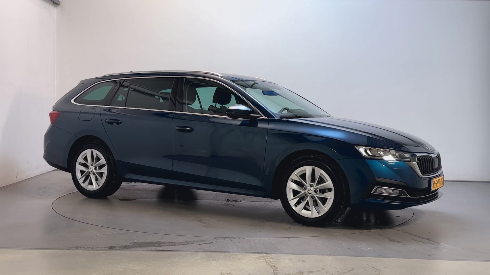 Skoda Octavia Combi - 1.0 TSI Business Edition Plus Camera Sfeerverlichting Navigatie Trekhaak - AutoWereld.nl