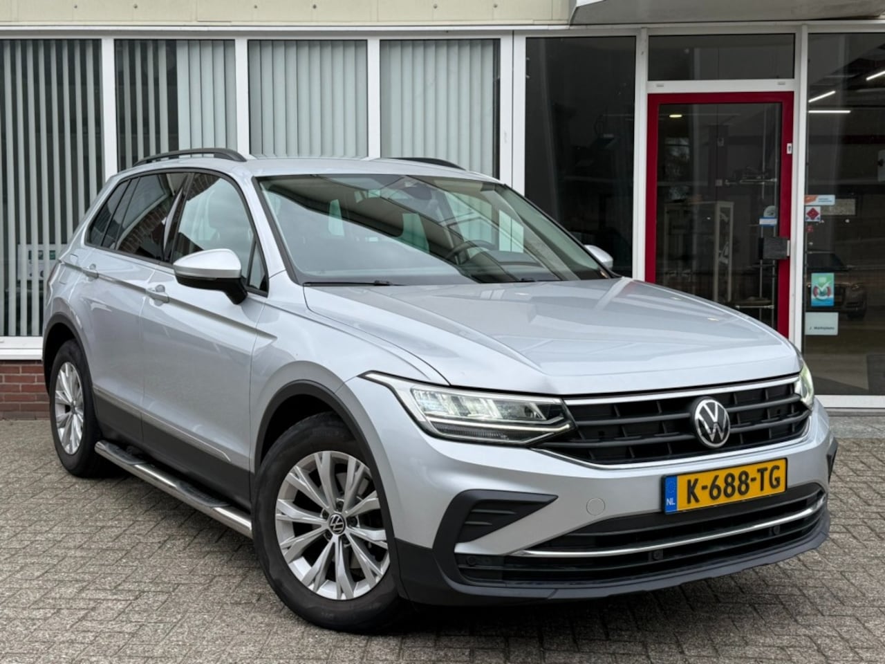 Volkswagen Tiguan - 1.5 TSI Life Orgineel NL I Stoelverwarming I Trekhaak I Adaptive Cruise I Volledig onderho - AutoWereld.nl