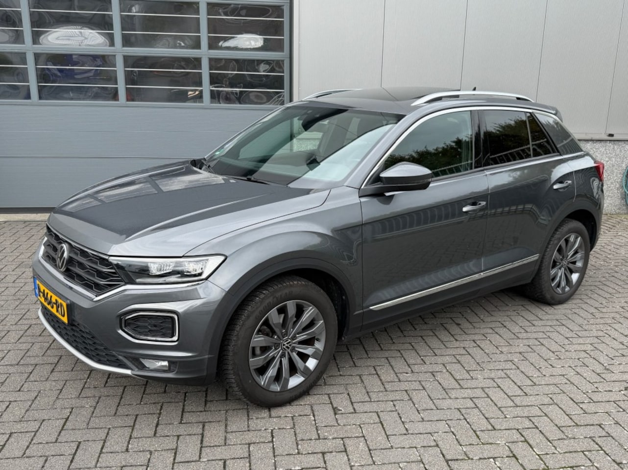 Volkswagen T-Roc - 1.5 TSI SPORT Panorama Schuifdak  Trekhaak Winter Camera etc - AutoWereld.nl