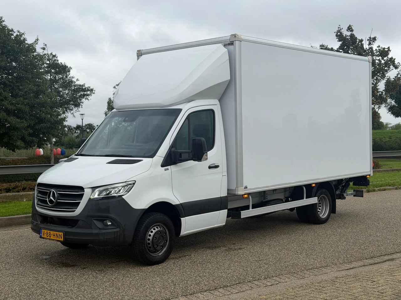 Mercedes-Benz Sprinter - 519CDI Bakwagen 1000KG Laadklep Trekhaak Automaat Airco Navi Xenon EURO 6 - AutoWereld.nl