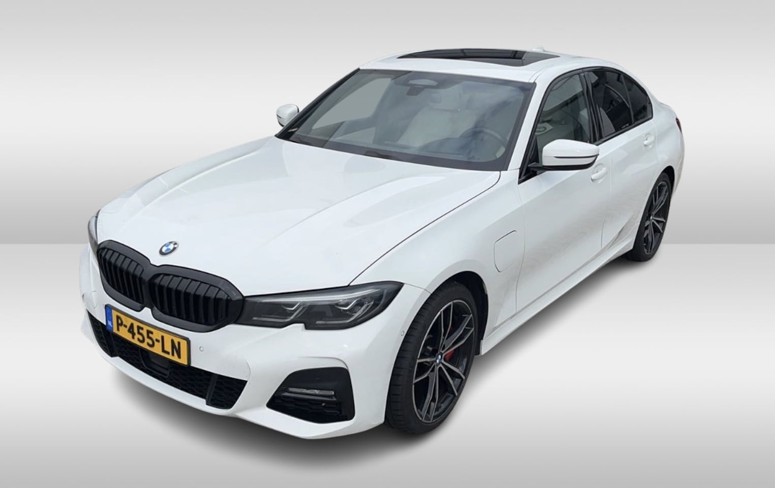 BMW 3-serie - 330e High Executive / SOH 90,5% / Schuifdak / Camera / Head-up / Individual Leder / 19'' / - AutoWereld.nl