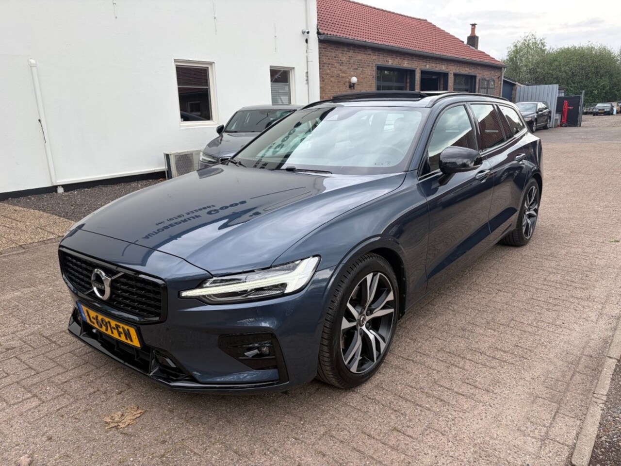 Volvo V60 - B3 R-Design Schuifdak HenK Pilot Assist - AutoWereld.nl