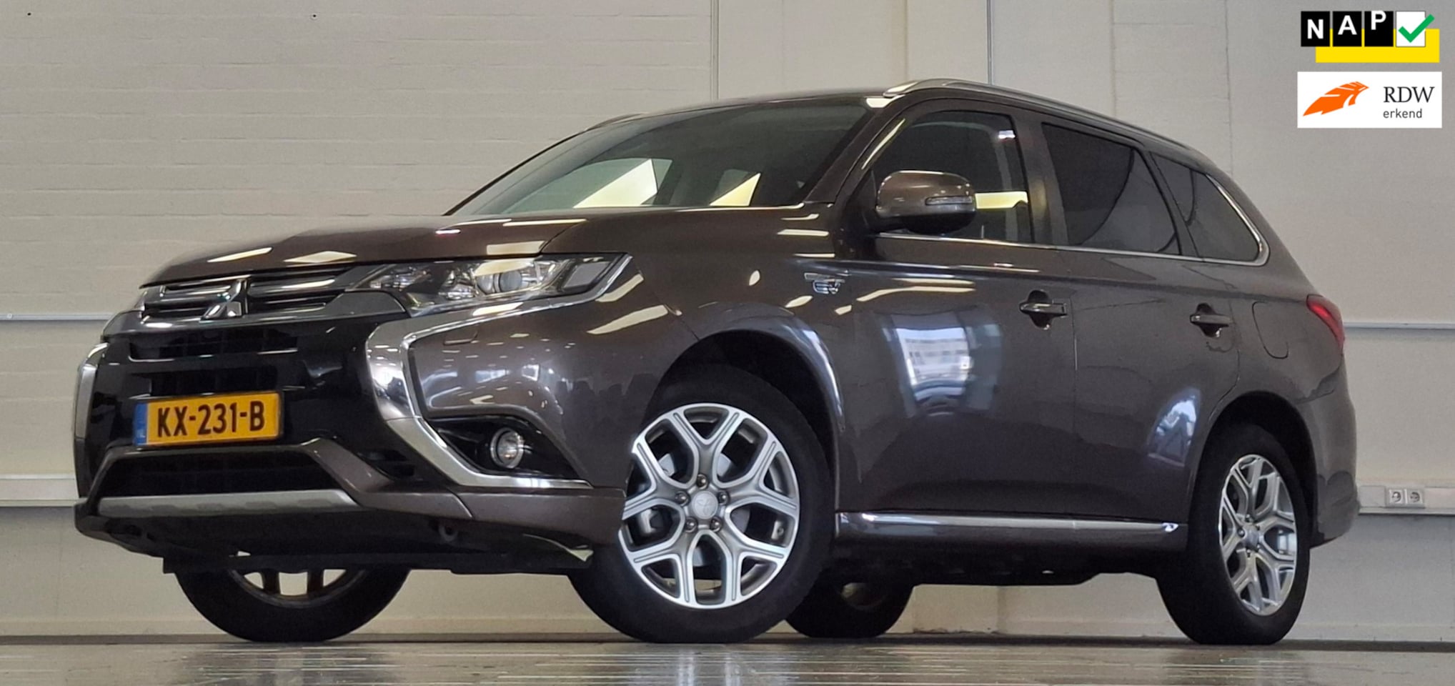 Mitsubishi Outlander - 2.0 PHEV Business Edition Trekhaak 100% Dealer onderhouden Allseason banden Mooi! - AutoWereld.nl