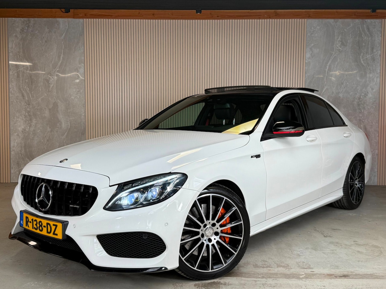 Mercedes-Benz C-klasse - 450 AMG 4MATIC Nwe Apk Pano Airco Cruise Control - AutoWereld.nl