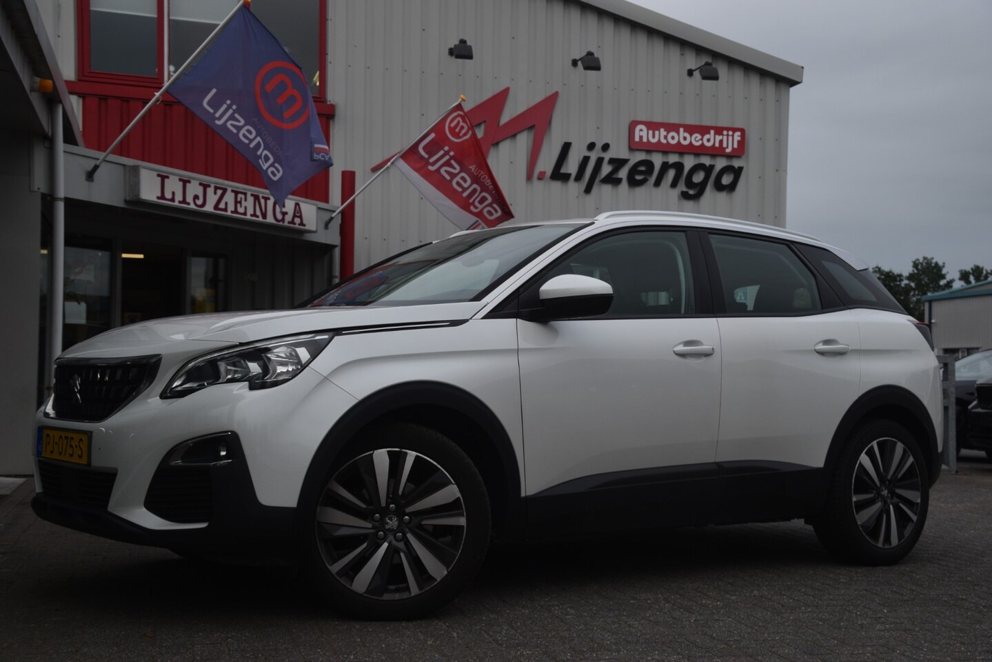 Peugeot 3008 - 1.2 PureTech Blue Lease Executive Carplay | PDC | LMV | Bluetooth | Clima - AutoWereld.nl