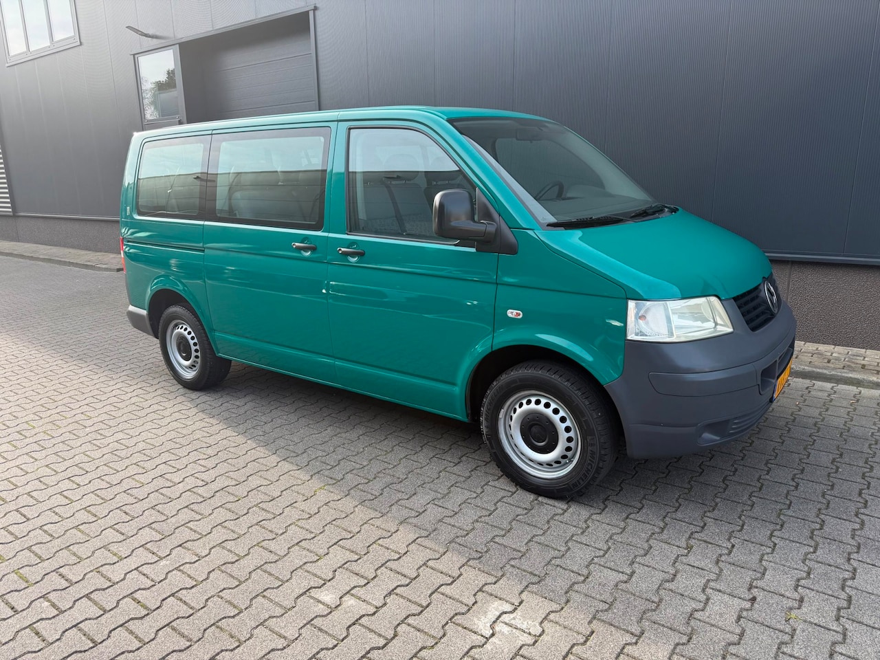 Volkswagen Transporter Caravelle - 9 persoons met airco org km stand - AutoWereld.nl