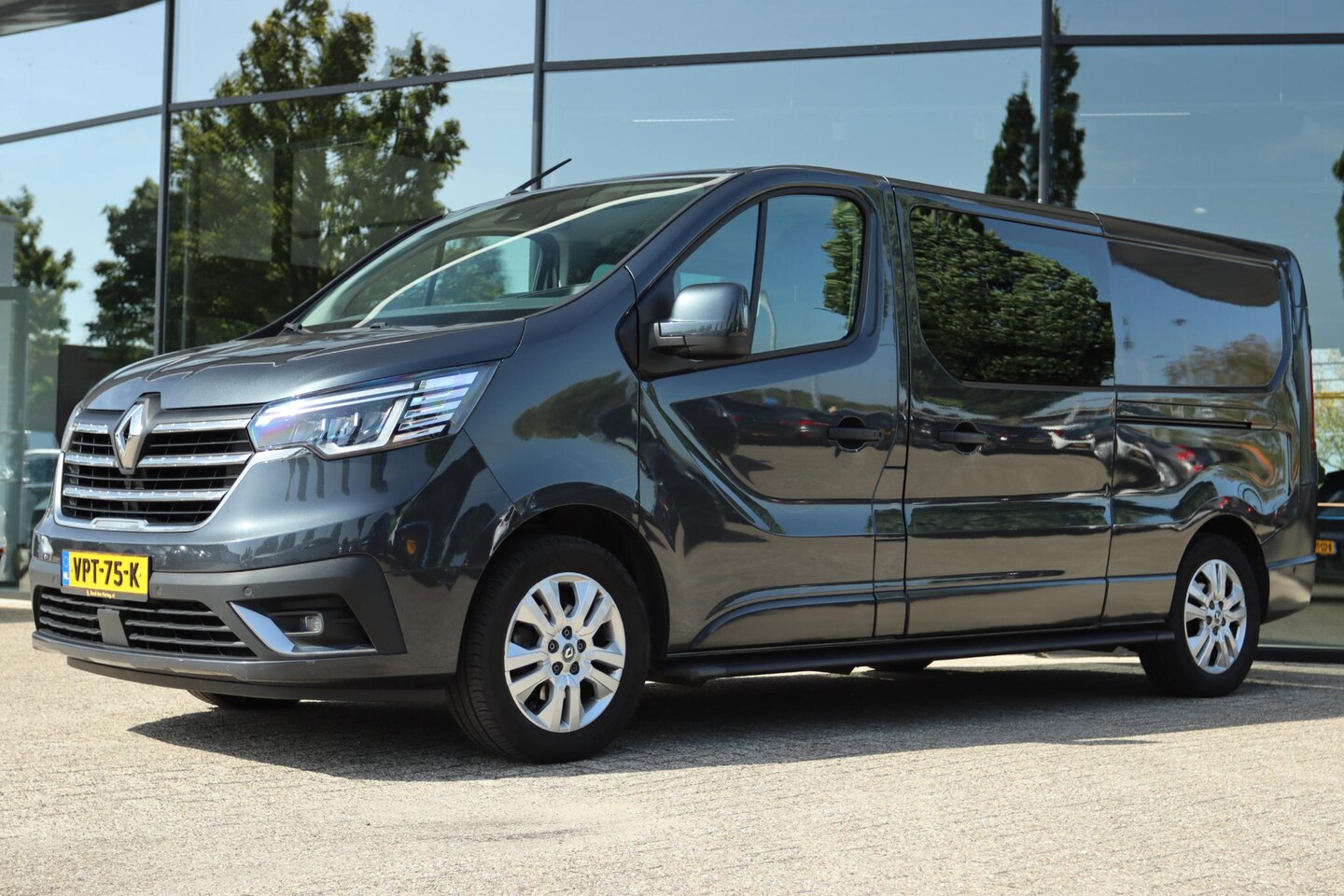 Renault Trafic - 2.0 DCI 150PK T29 L2H1 DC LUXE AUT. 2 SCHUIFDEUREN | TREKHAAK | CARPLAY | LED | KEY-LESS - AutoWereld.nl