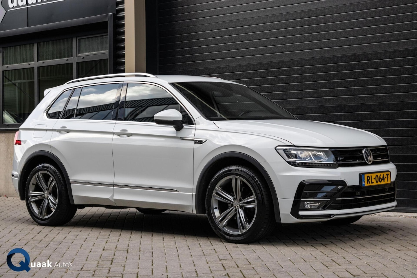 Volkswagen Tiguan - 1.4 TSI R-Line | TREKHAAK | CARPLAY | ACC | LED | 19" LM VELG - AutoWereld.nl
