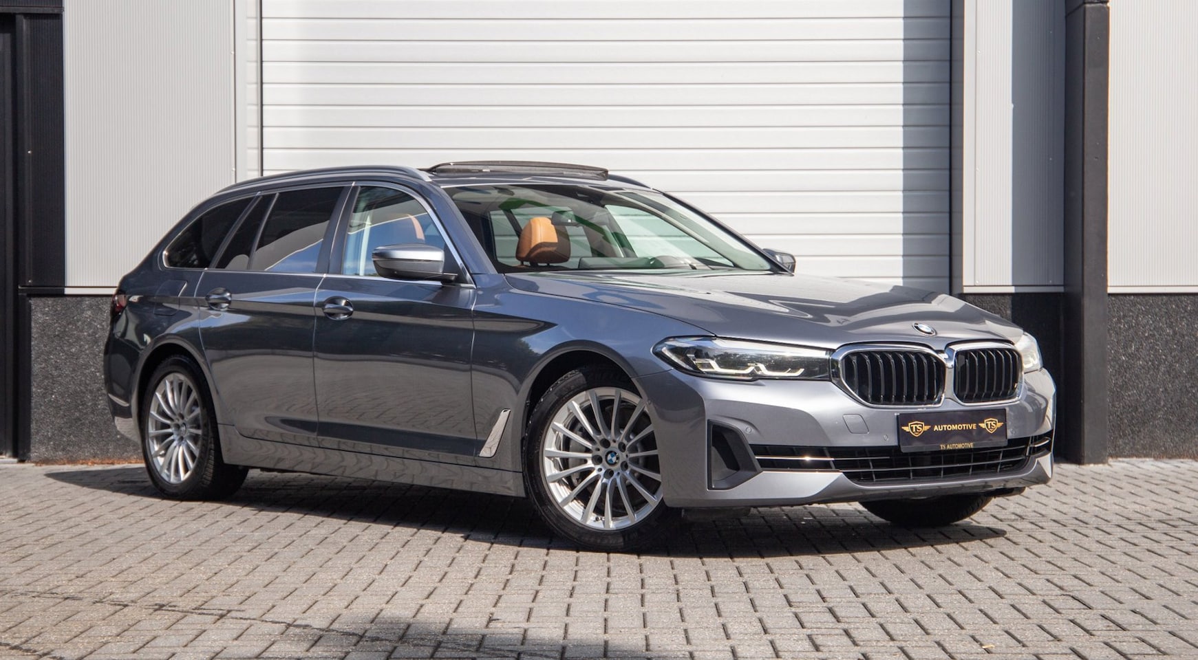 BMW 5-serie Touring - 530e Business Edition Plus / Pano / Trekhaak - AutoWereld.nl