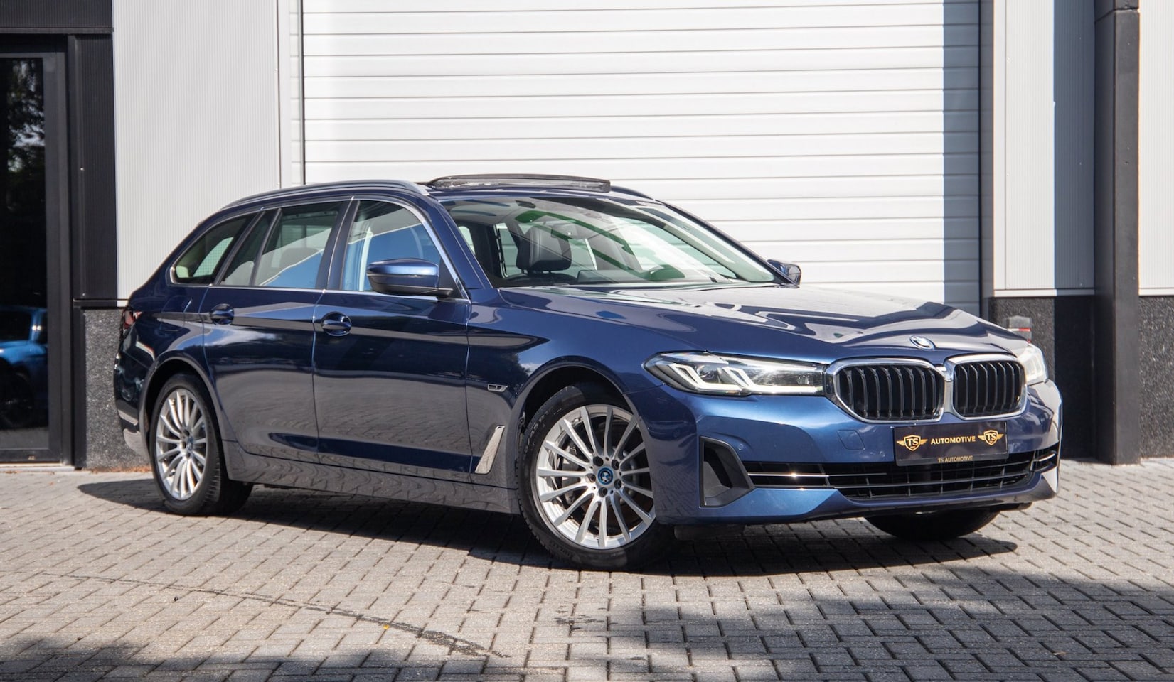 BMW 5-serie Touring - 530e High Executive / SOH 89% / Pano / Keyless / Gordijnen - AutoWereld.nl