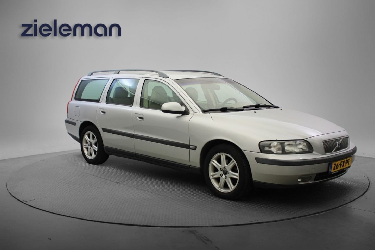 Volvo V70 - 2.4 Comfort Line Automaat - Airco, Leer, Cruise, Trekhaak - AutoWereld.nl