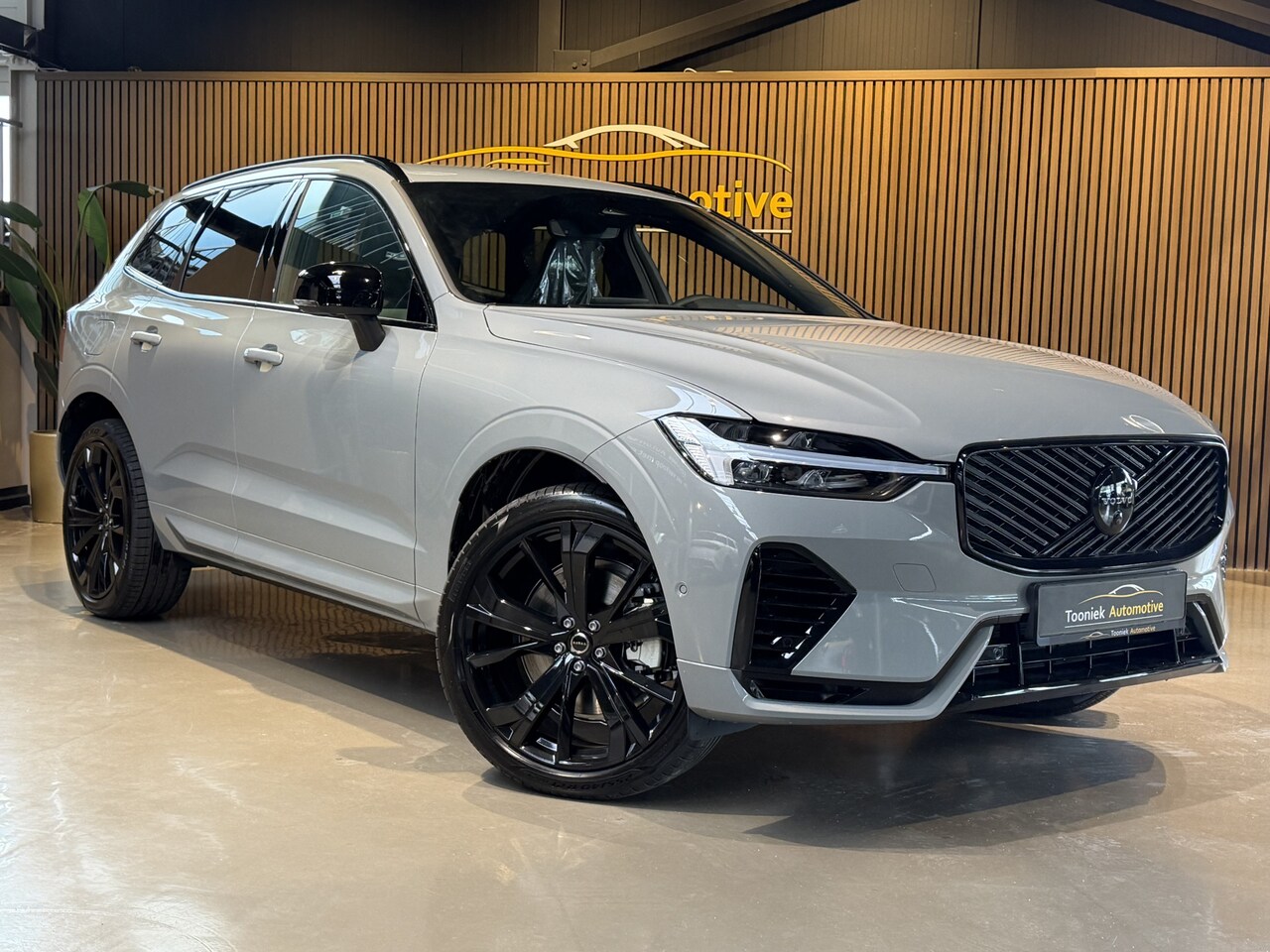 Volvo XC60 - 2.0 T8 Plug-in hybrid AWD stoelverwarming | PLUS BLACK EDITION | Speciaal interieur - AutoWereld.nl