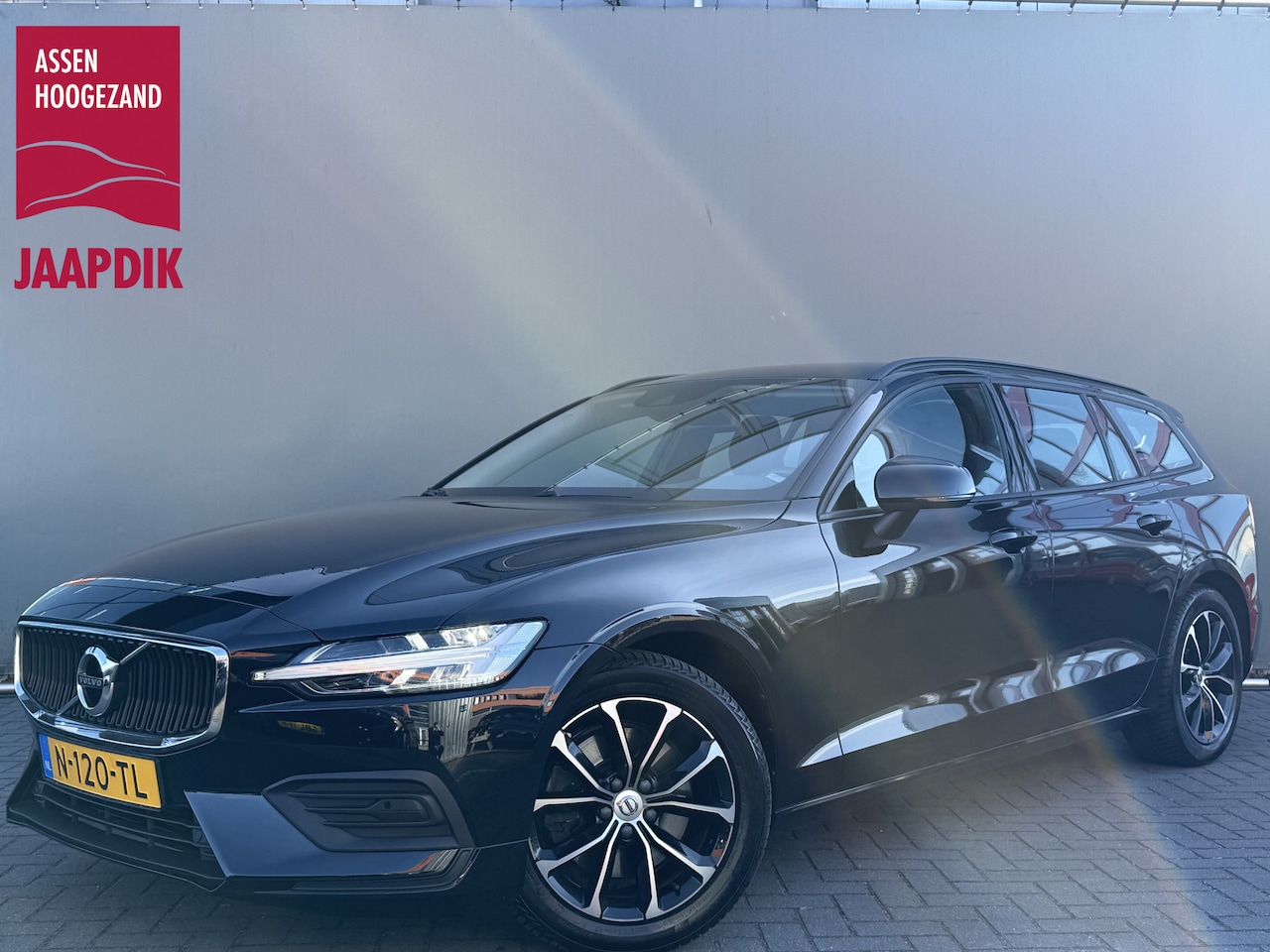 Volvo V60 - BWJ 2022 2.0 B4 200 PK Momentum AUTOMAAT | TREKHAAK | STOEL + STUURVERW. | FULL LED | CAME - AutoWereld.nl