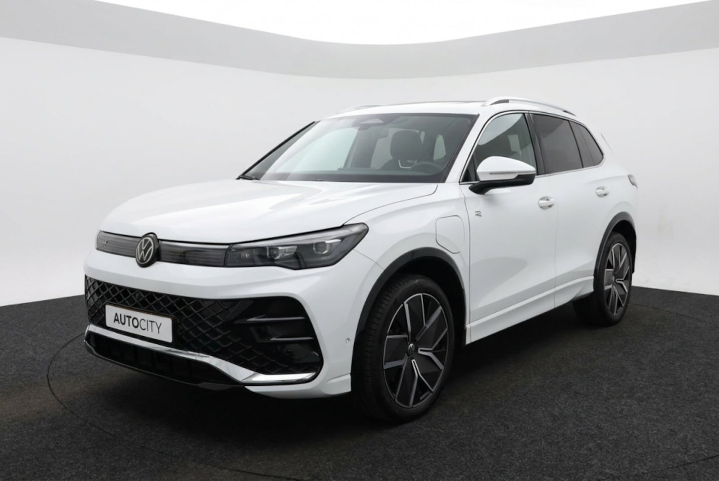Volkswagen Tiguan - 1.5 TSI eHybrid PHEV R-Line Pano l Blindspot l IQ Lights l - AutoWereld.nl