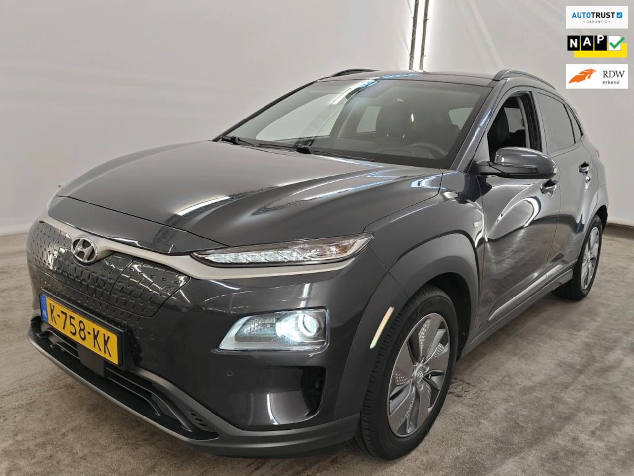 Hyundai Kona Electric - EV Premium 64 kWh Warmtepomp SOH 100% FASE 3 Verkeersbordassistent - AutoWereld.nl