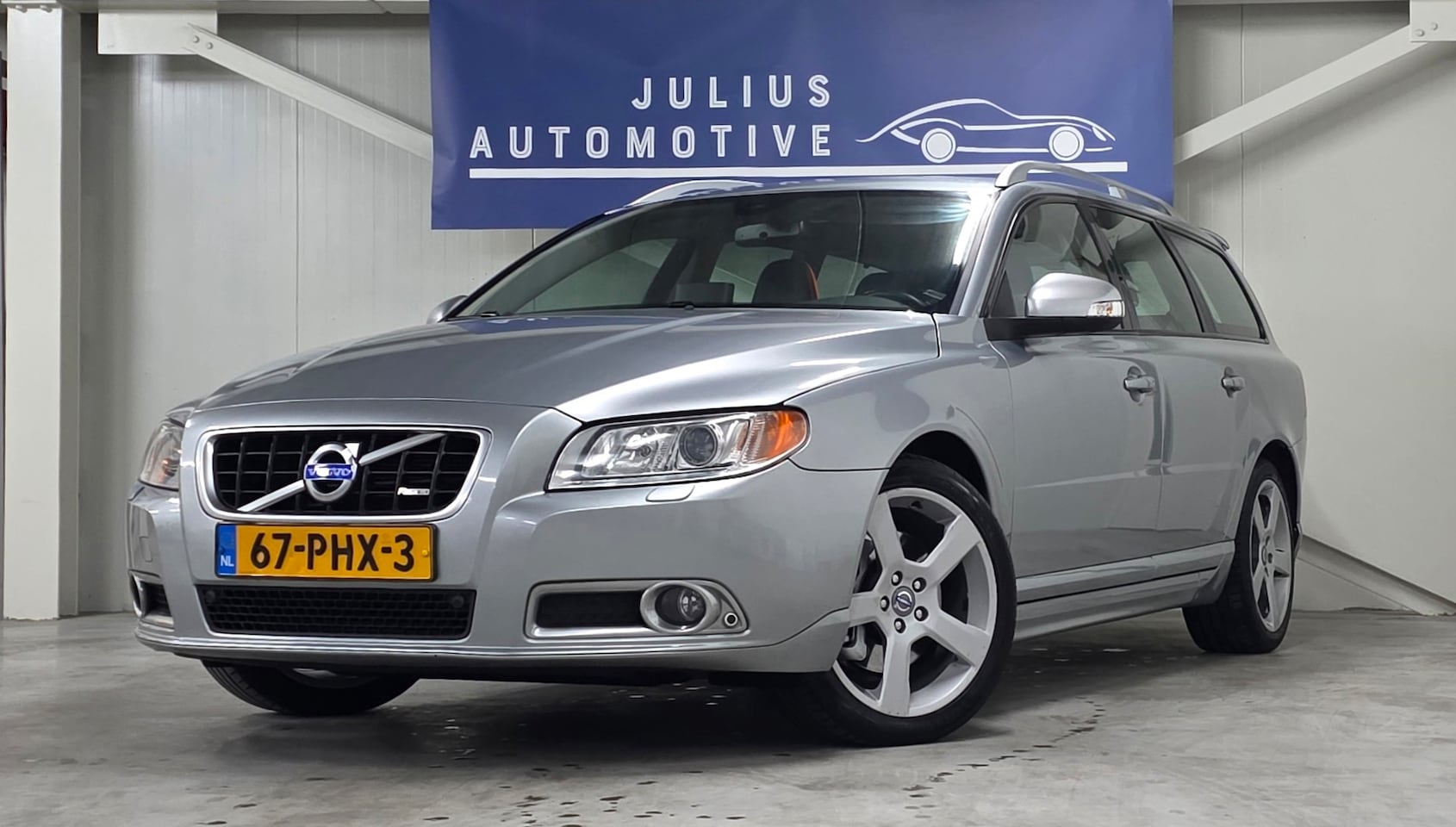 Volvo V70 - 2.0T R-Edition NieuweKoppeling Volledig Onderhouden Trekhaak PDC HighPerformanceSound Mooi - AutoWereld.nl