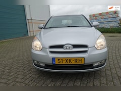 Hyundai Accent - 1.4i Dynamic - VOL AUTOMAAT - lage km stand TREKHAAK - AIRCO 2e eigenaar - nieuwe banden