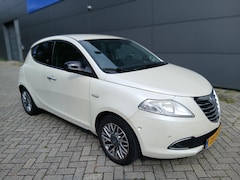 Lancia Y(psilon) - 0.9 TwinAir Platinum halfleer / trekhaak / 2 Winterbanden
