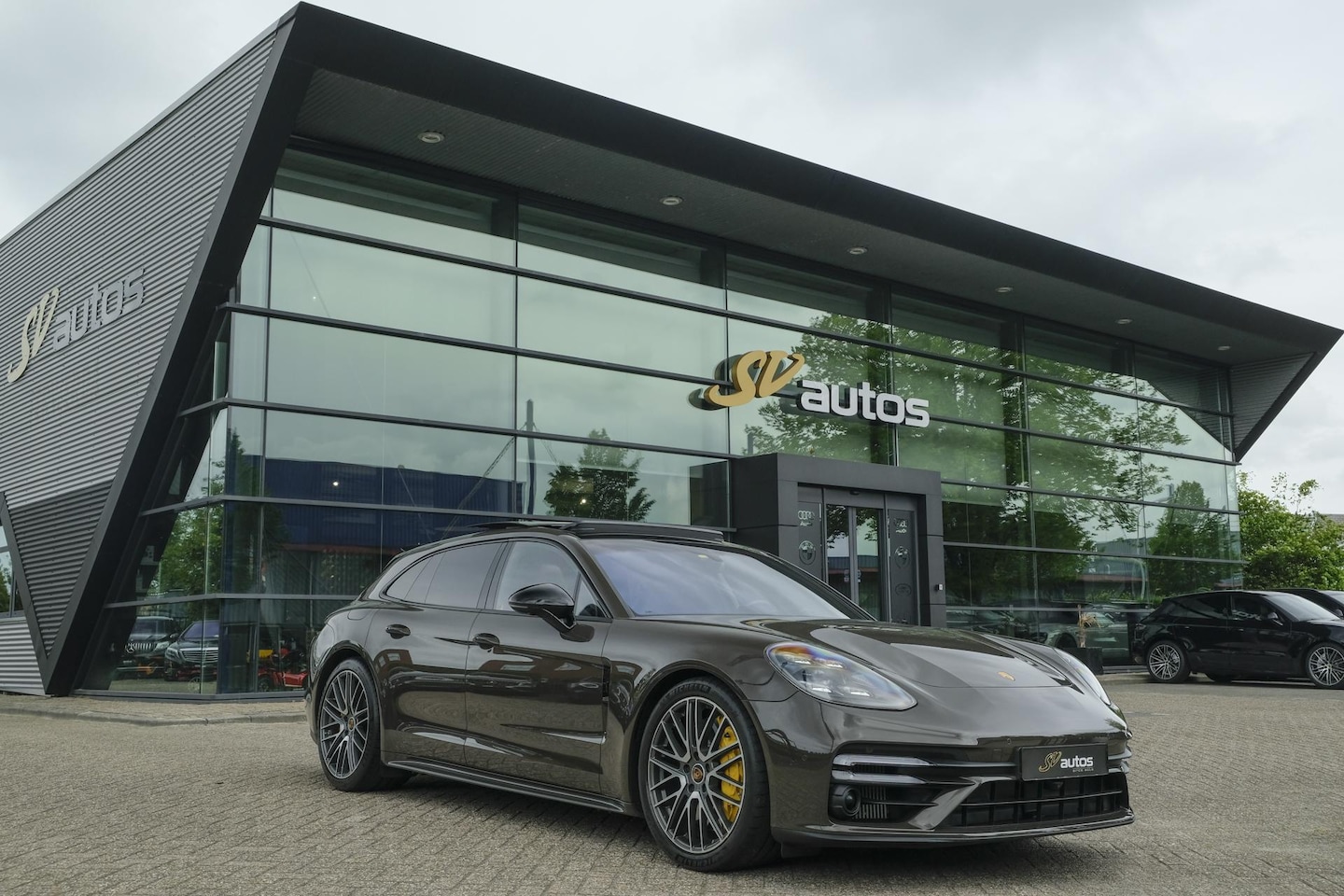 Porsche Panamera Sport Turismo - 4.0 V8 Turbo S 700pk E-Hybrid Panoramadak Keramisch Luchtvering 4-wielsturing NLauto 1e ei - AutoWereld.nl