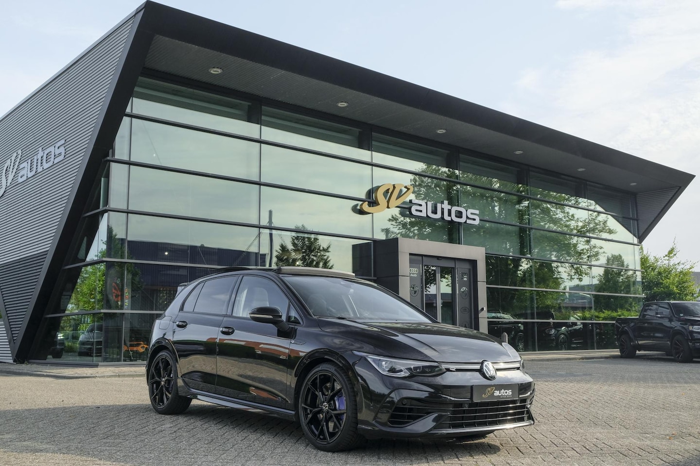 Volkswagen Golf - R 2.0 TSI 320pk 8R 4Motion Performance Akrapovic Panoramadak Black edition IQ light DCC Ca - AutoWereld.nl