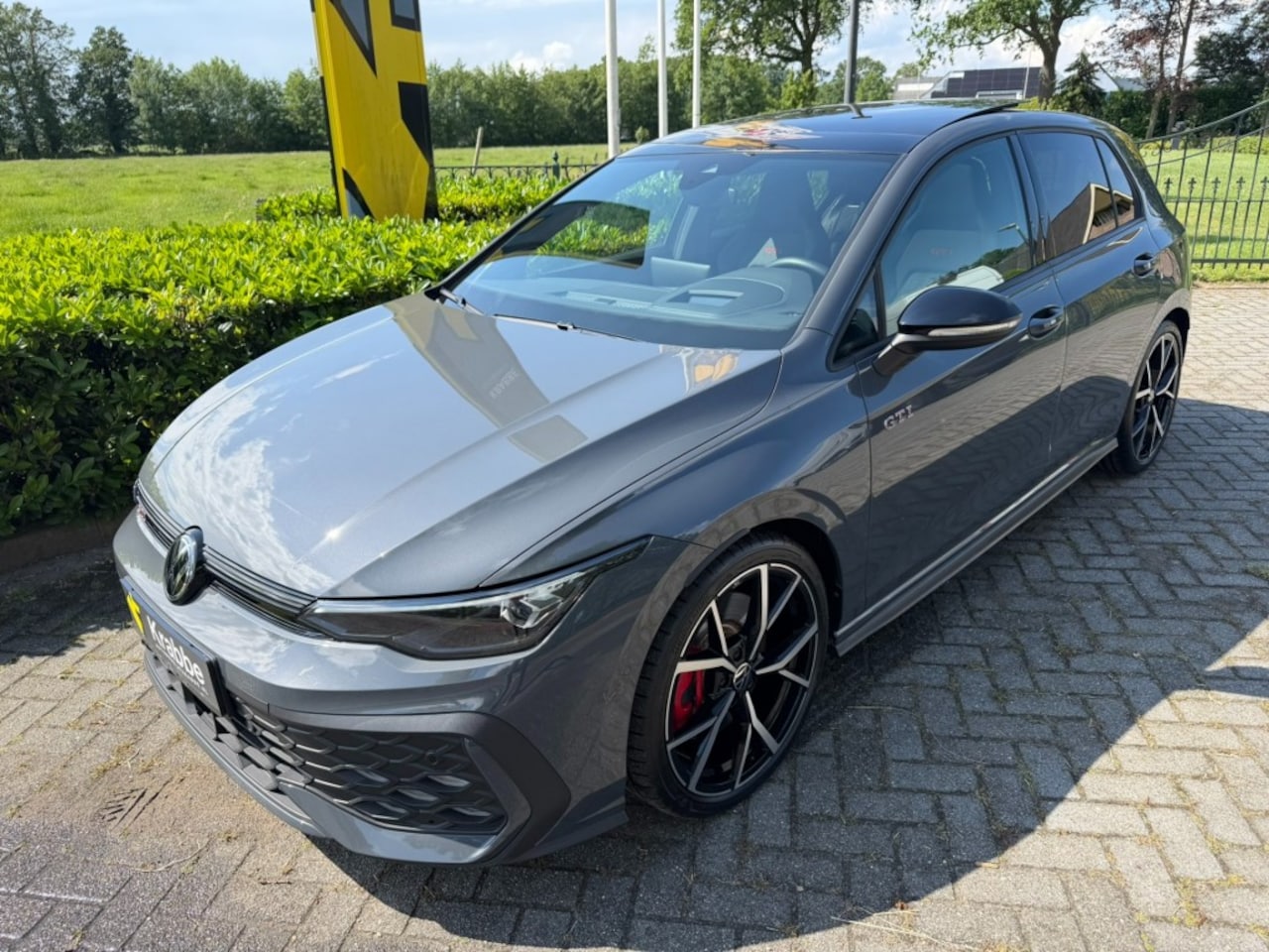 Volkswagen Golf - 2.0 TSI 195 kW Pano / IQ Light / HenK / DCC / Keyless - AutoWereld.nl