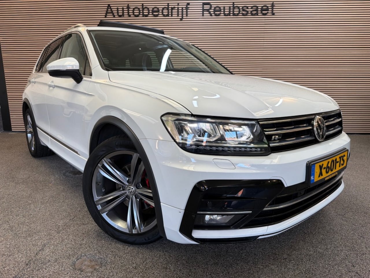 Volkswagen Tiguan - 1.4 TSI ACT R-Line Panodak Carplay Trekhaak Led Clima Cruise Incl 12mnd Garantie - AutoWereld.nl