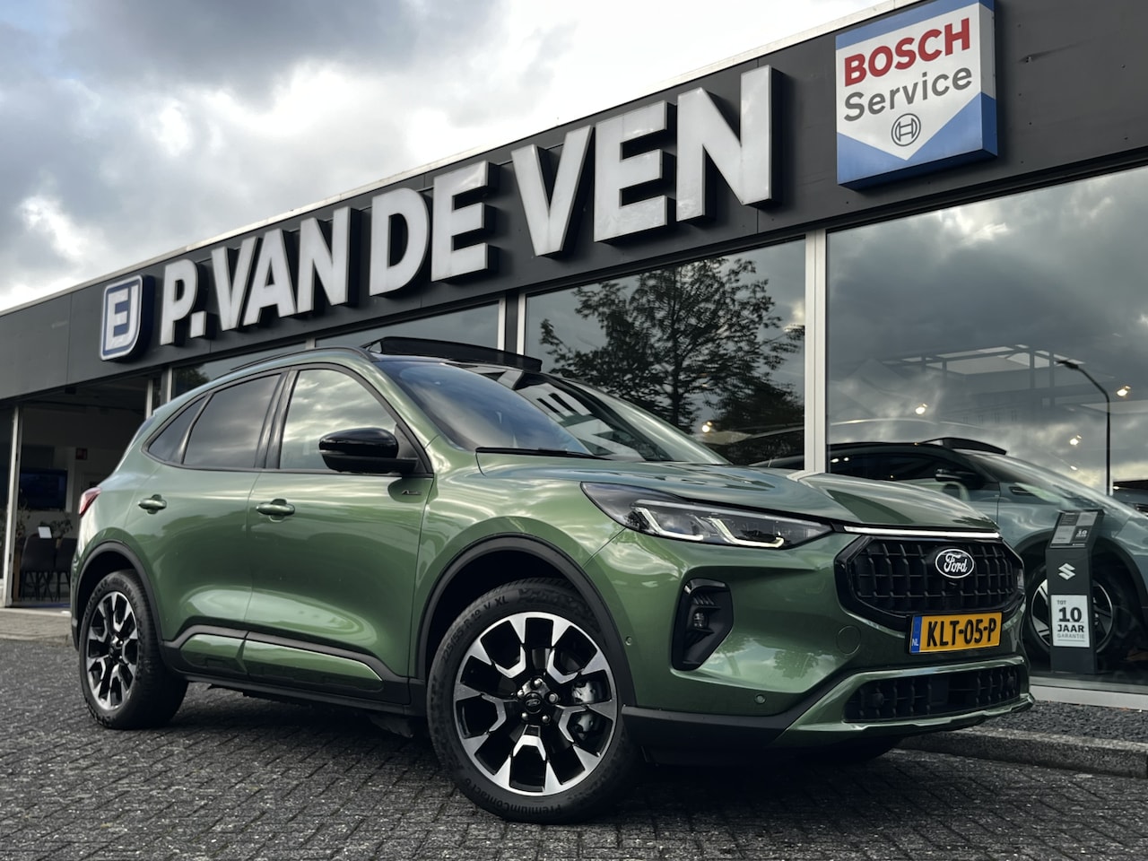 Ford Kuga - 2.5 PHEV Active X 243pk e-CVT Automaat | Full Options | Black Package | E-Trekhaak | Panod - AutoWereld.nl