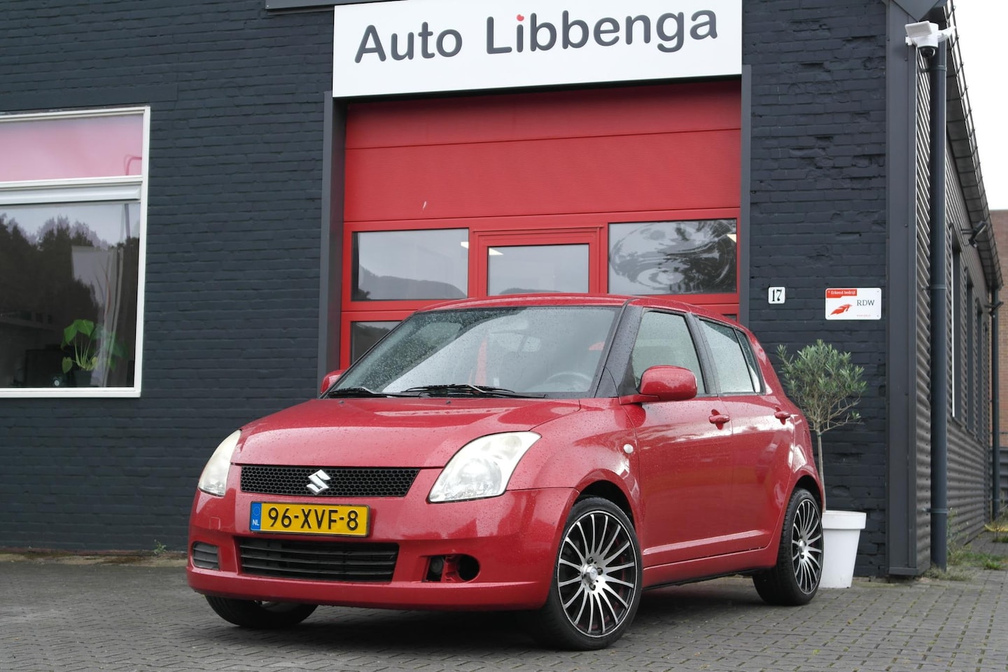 Suzuki Swift - 1.3 Base AIRCO / LM VELGEN / CENTR.VERGR. / STUURBEKR. / METALLIC LAK - AutoWereld.nl